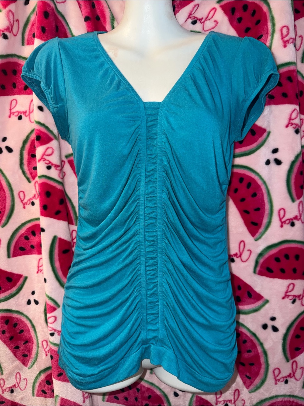 🩵 Design History Ruched V-Neck Short Sleeve Top